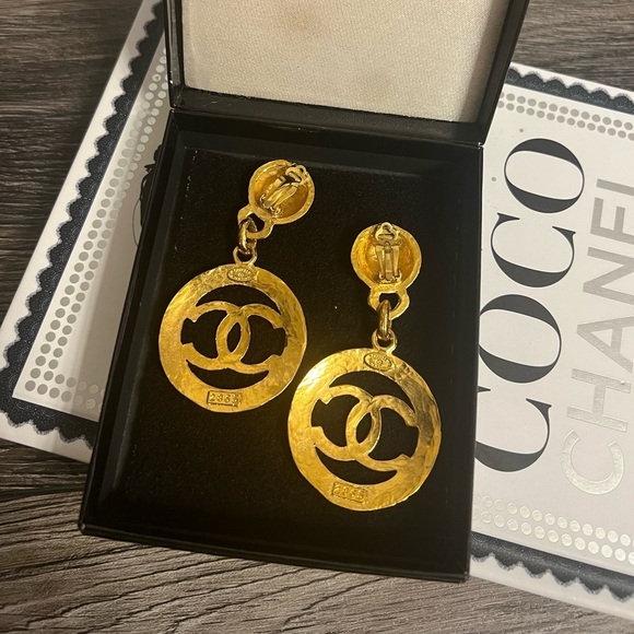 RARE! Chanel Vintage XL Gold Chanel Paris CC Logo Dangle Clip On Earrings - Picture 7 of 9
